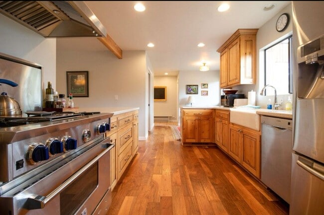 Building Photo - Fantastic 3-Bdr Home with Private Airport Access!