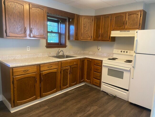 Building Photo - A must see beautiful 2 bedroom 1 bath town...