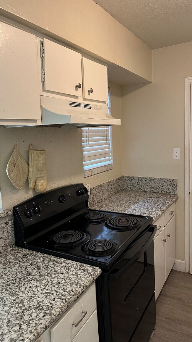 Building Photo - 9550 Deering Dr