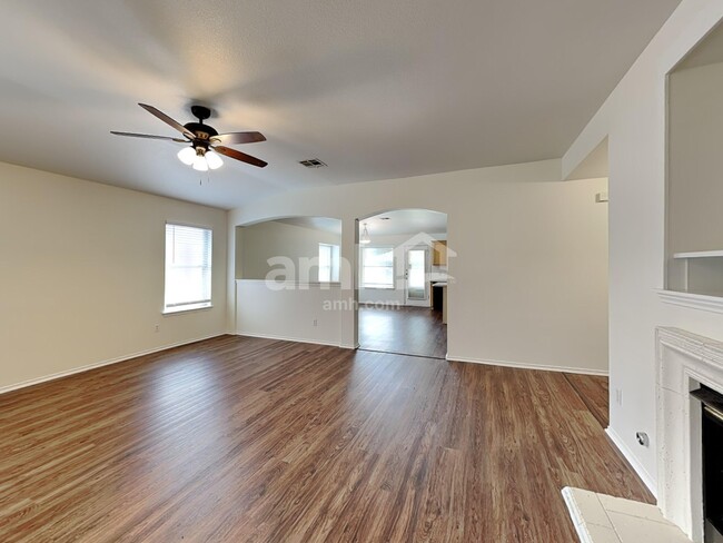 Foto del edificio - 2412 Hallie Ln