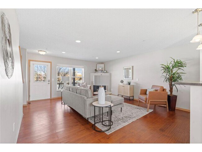 Foto del edificio - Beautiful Townhome for Rent in Prestigious...