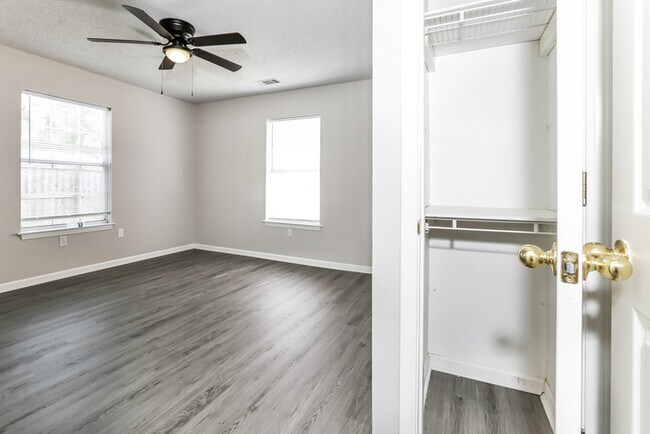 Foto del edificio - 2424 Cedar Ridge Dr