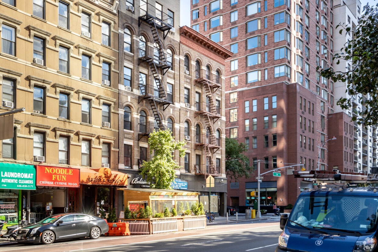 Building Photo - 401 E 90th St