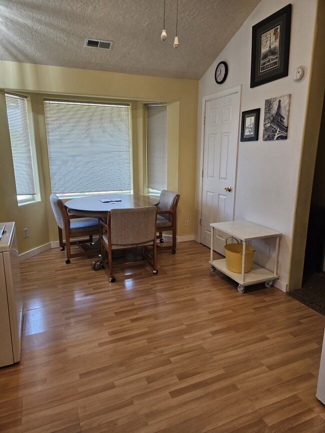 Dining area - 1209 S 2nd Pl