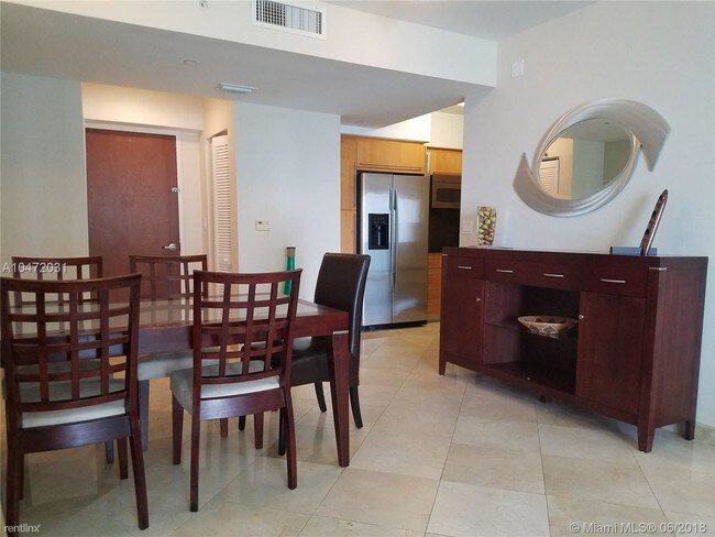 Building Photo - 1 br, 1 bath Condo - 6365 Collins Ave Apt 911