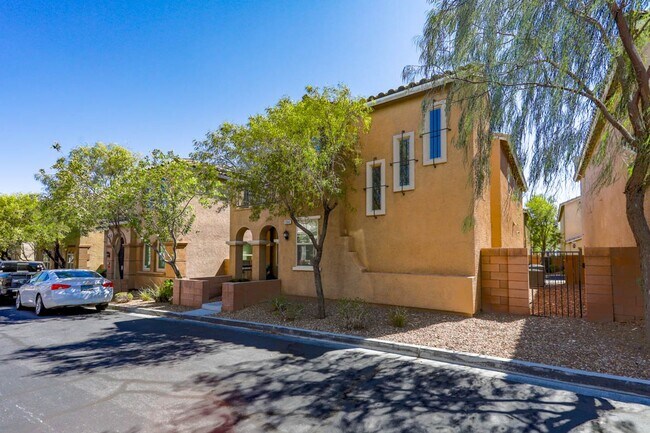 Building Photo - Nicely Upgraded Mountains Edge Gated Commu...