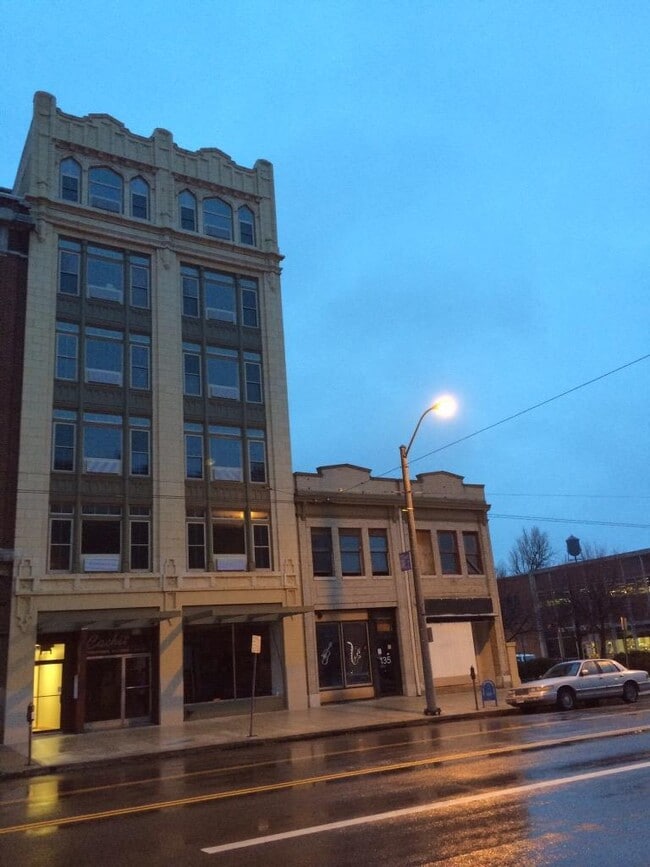 Building Photo - 131 E 3rd St