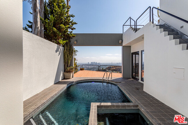 Foto del edificio - 8424 Grand View Dr