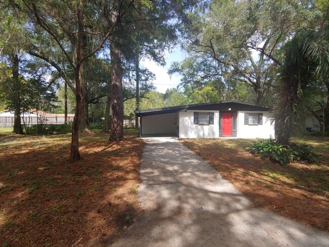 Fully Renovated 3/1 with huge fenced-in ba... - Fully Renovated 3/1 with huge fenced-in ba... House