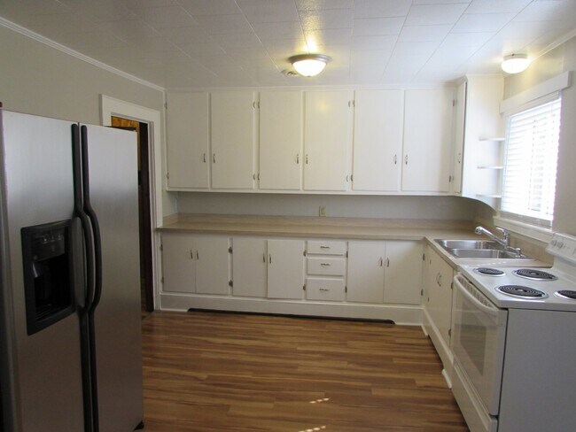 Foto del edificio - Spacious 2 Bed/1 Bath Duplex - Updated - Fireplace - Covered Side Porch - Water/Sewer/Trash Included