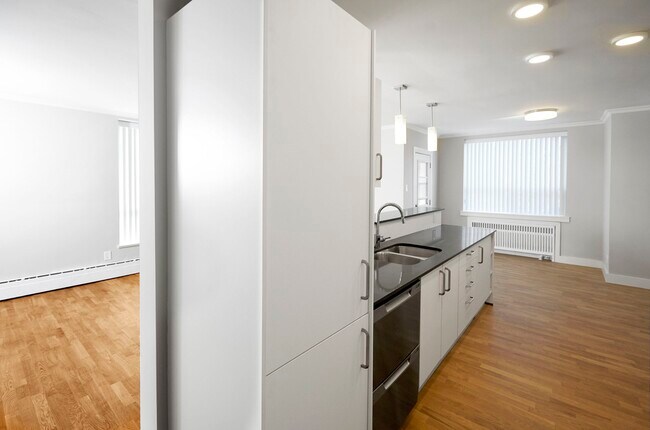 Photo du bâtiment - 2400 Bathurst St