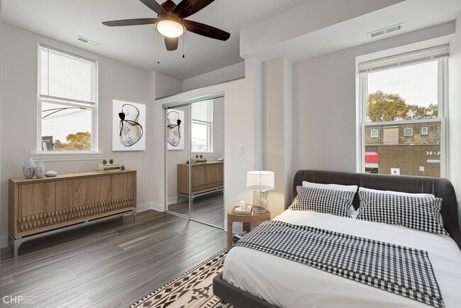 Building Photo - 4176 W Montrose Ave