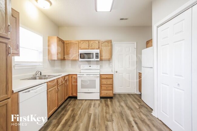Foto del edificio - 7207 Parklake Pl