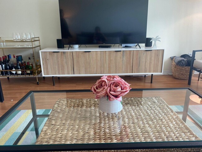 Building Photo - 1155 Brickell Bay Dr