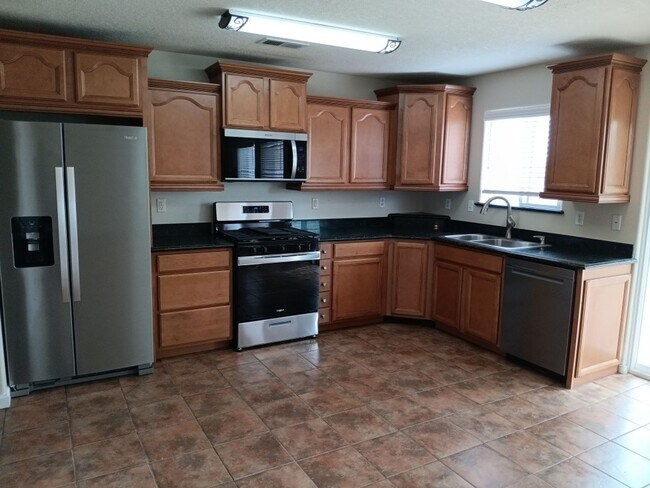 Foto del edificio - Stunning 4-bedroom, 2.5-bathroom home in R...