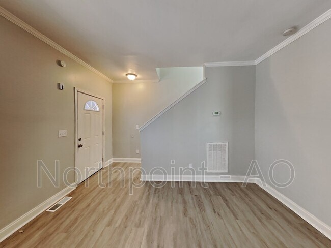 Building Photo - 936 Hall St NW
