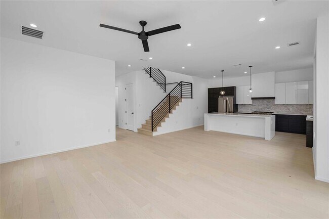Building Photo - 1704 Kinney Ave