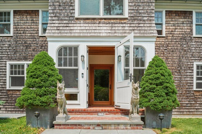 Foto del edificio - 5 Baiting Hollow Rd