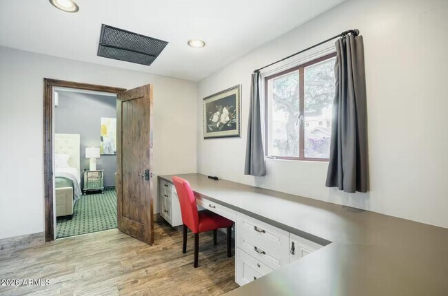 Foto del edificio - 6951 E 1st St