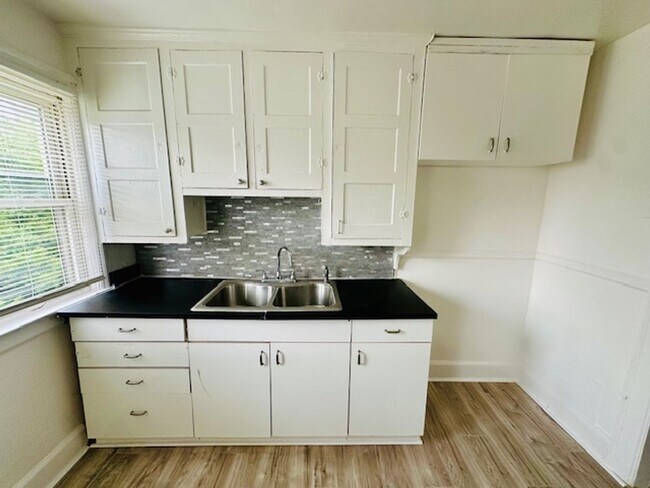Foto del edificio - 15895 Cloverlawn Ave