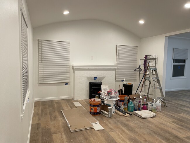 Foto del edificio - 831 E 82nd St
