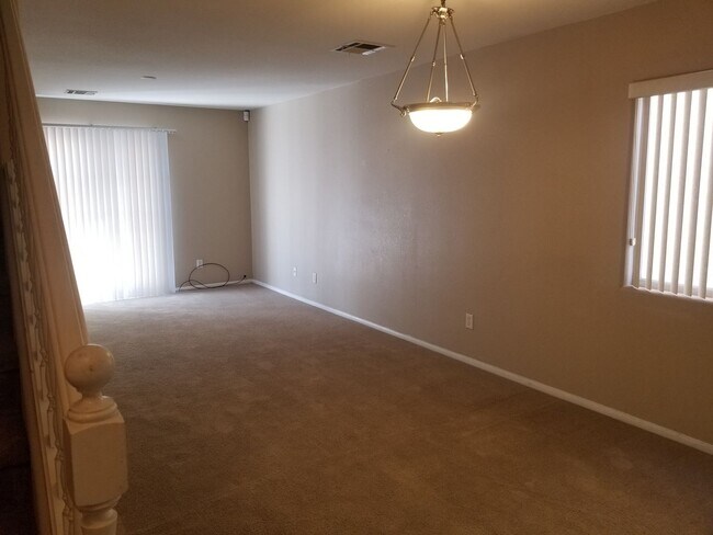 Building Photo - 2 Bedroom Single Family!!