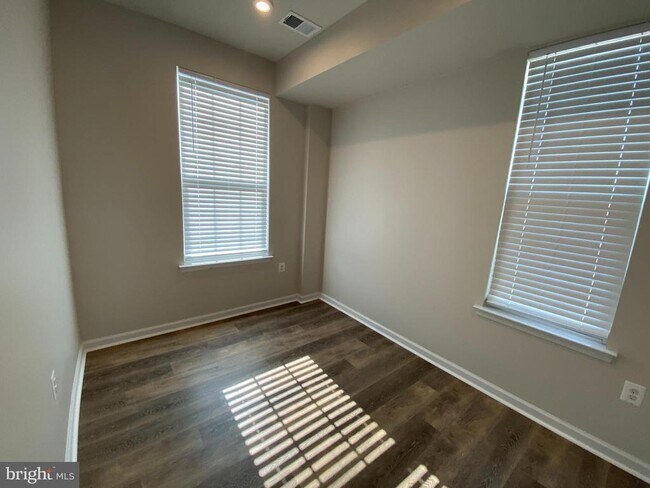 Building Photo - 536 River Crest Way