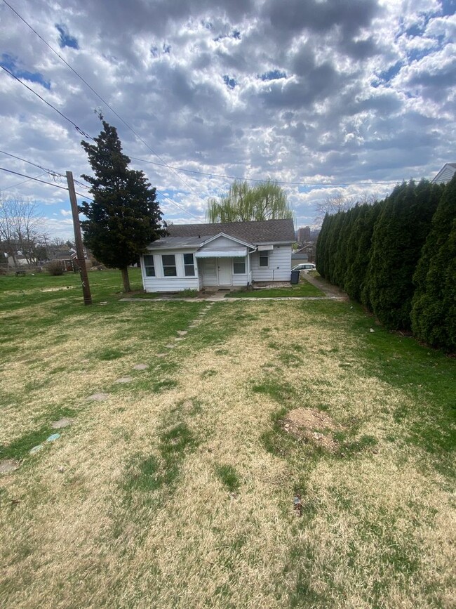 Building Photo - ONE BEDROOM SINGLE FAMILY HOUSE, MIFFLIN S...