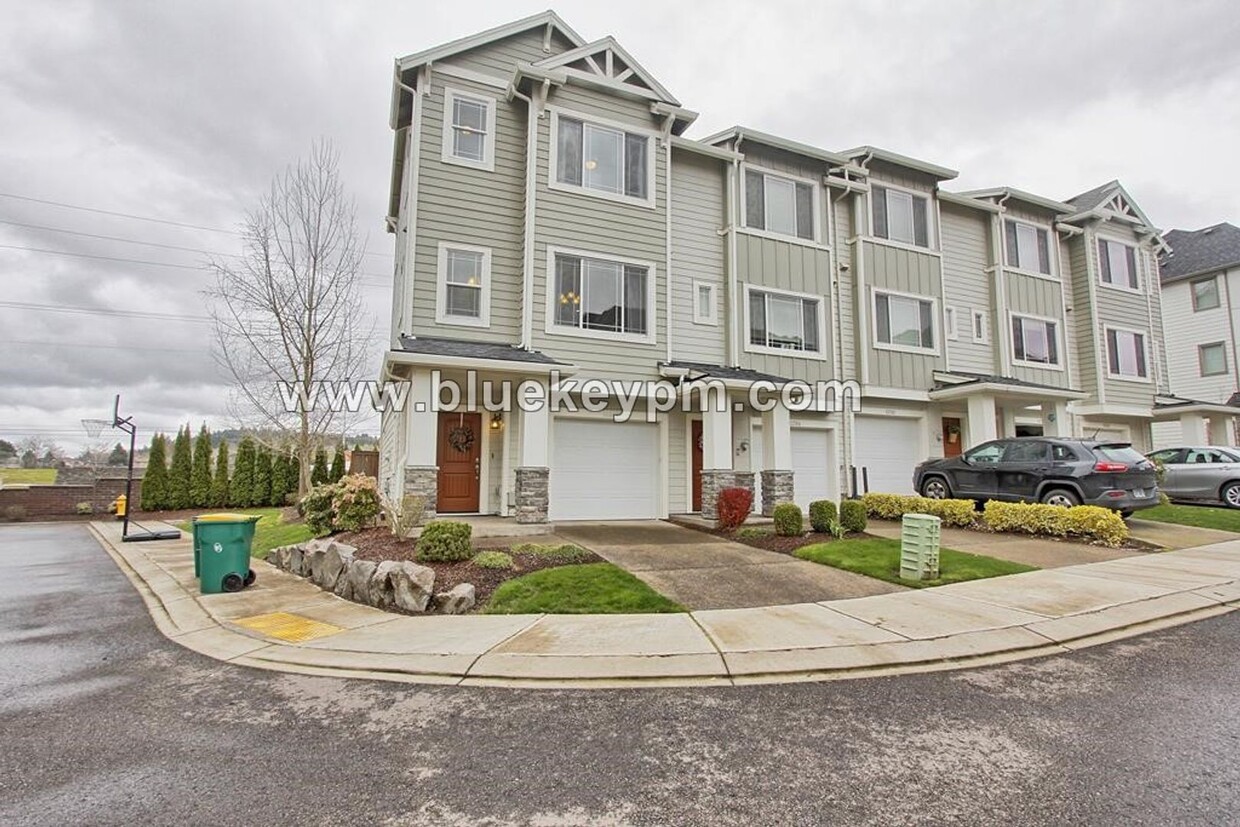 Foto principal - 2 Bed, 2.5 Baths Townhome Near Progress Ri...