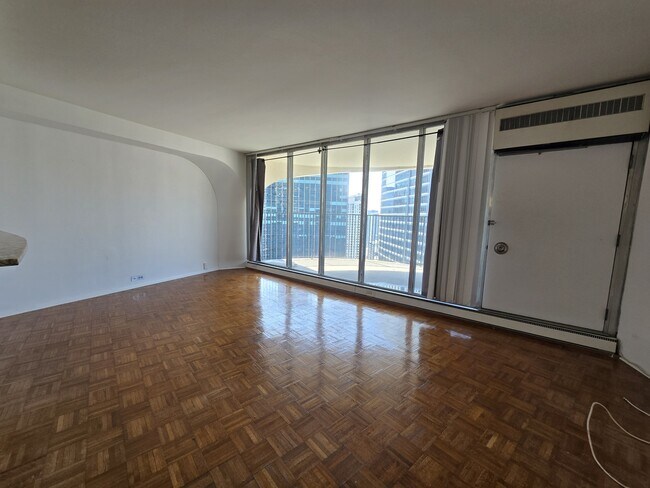 Foto del edificio - 300 N State St