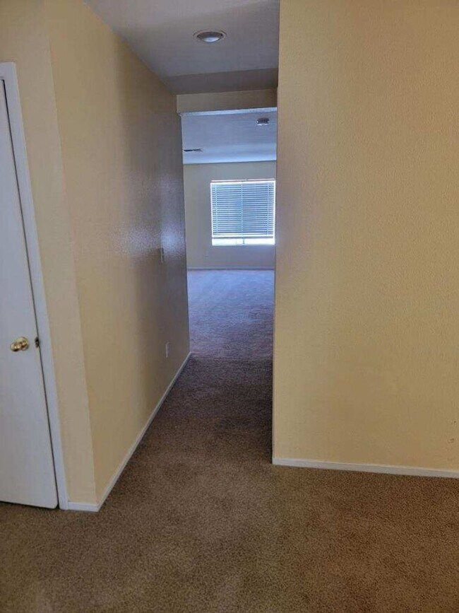 Building Photo - Wonderful 3 bedroom home with pool