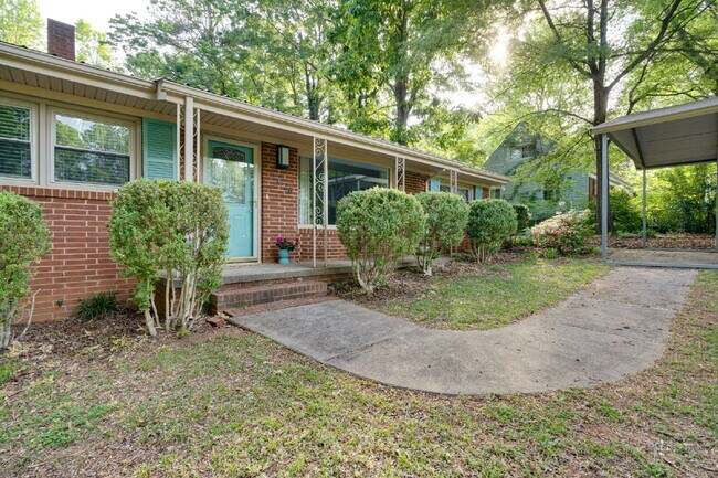Foto del edificio - Spacious 3-Bed Ranch Living in Hillsborough