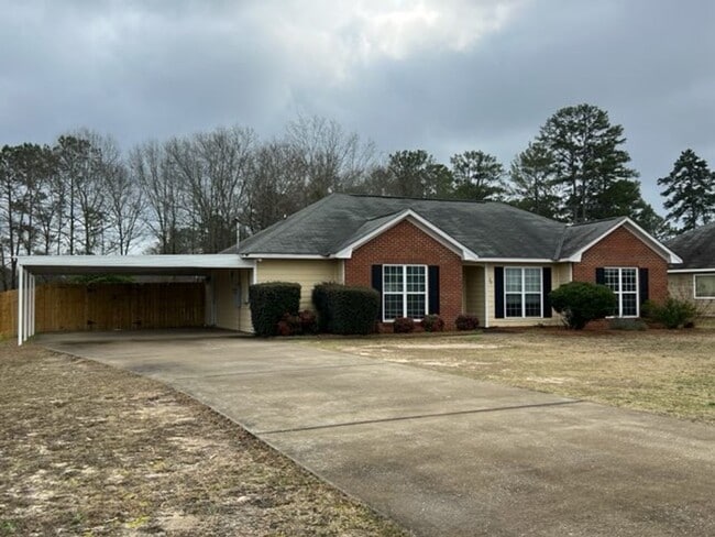 Building Photo - 4 Bedroom, 2 Bath Home in Lee County!