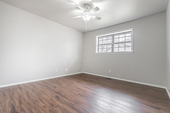 Building Photo - Beautiful home in an established neighborhood with a new roof is waiting for you!