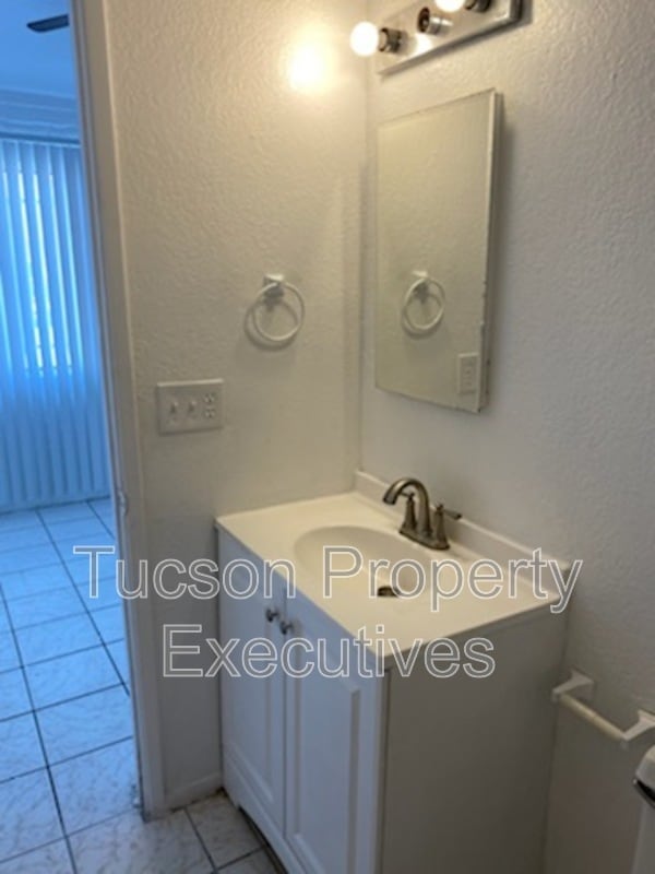 Building Photo - 5764 S Park Ave