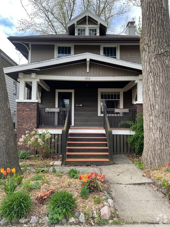Building Photo - 803 E Grove St