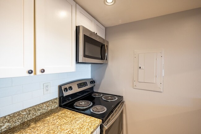 Building Photo - Charming Top Floor 2 BR/1 BA Condo in Nort...