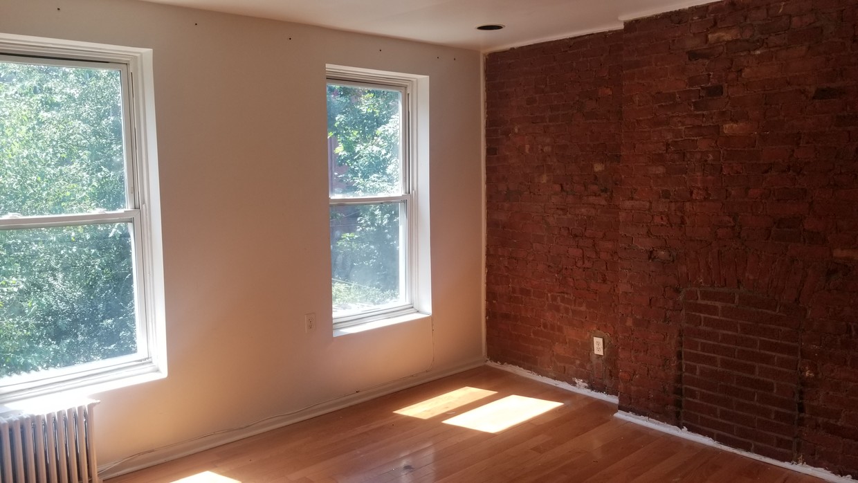 Primary Photo - 340 Halsey St