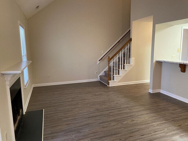 Foto del edificio - 720-C Powell Drive ~ 3 bedroom townhome just a short distance from the NC State Fairgrounds