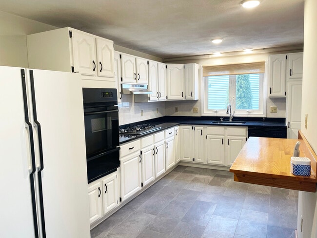 Kitchen - 27 Webster Pl