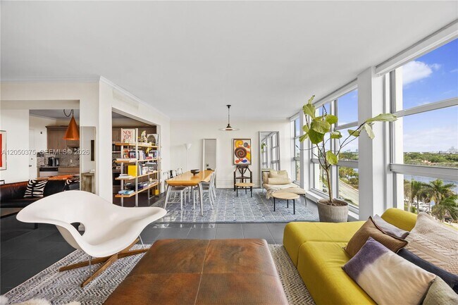 Foto del edificio - 5055 Collins Ave