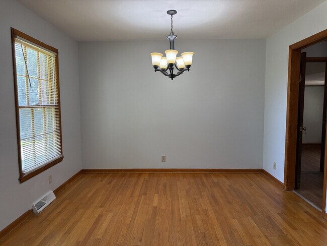 Building Photo - "Discover Comfort and Space: Charming 3-Bed, 2-Bath Home in Huntsville's Heart - 1808 Sq. Ft. of ...