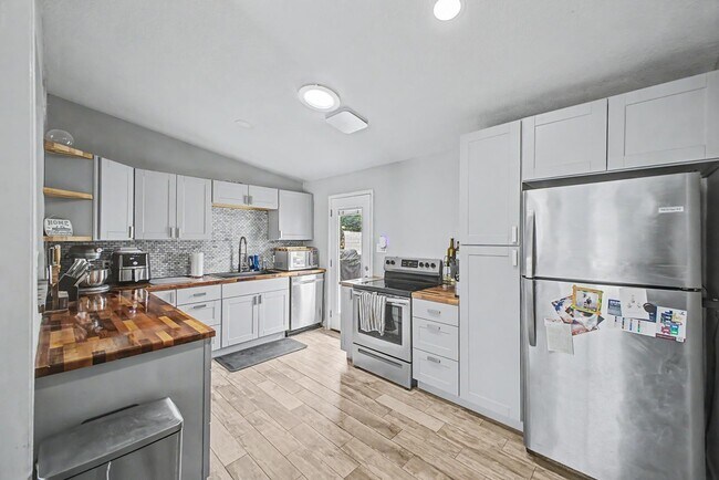 Foto del edificio - 2025 E Howe Ave