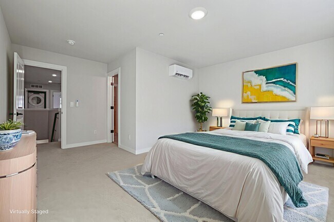 Dormitorio principal con baño adjunto y vestidor (preparado virtualmente) - 14707 87th Ave SE