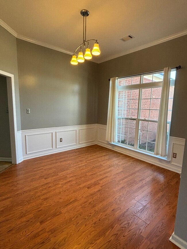 Building Photo - 2026 Lake Forest Dr