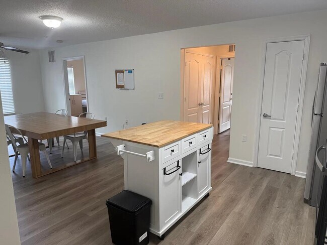 Foto del edificio - 3000 S Adams St