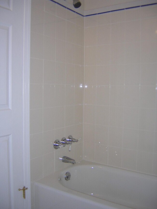 full bath - 105 Briarwood Dr