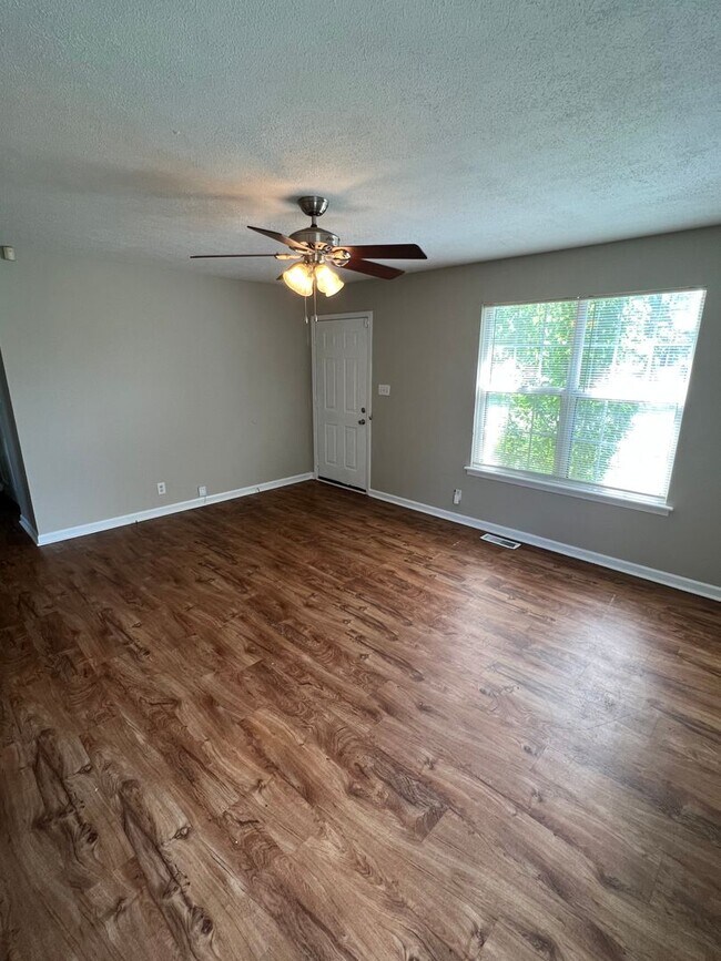 Foto del edificio - Cozy 3 Bed Home near Ft Campbell with Fenc...