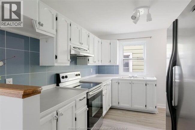 Building Photo - 1453 Marentette Ave