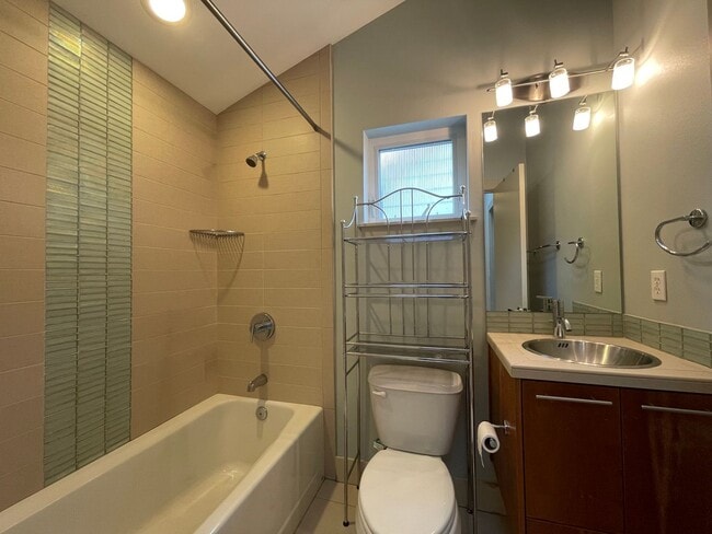 Foto del edificio - Modern Green Lake Townhome on Quiet Street!